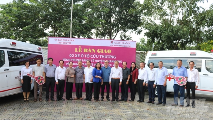 Ngân hàng Agribank trao tặng 2 xe cứu thương cho Trung tâm Y tế huyện Chợ Lách và huyện Thạnh Phú. Ảnh: MK.