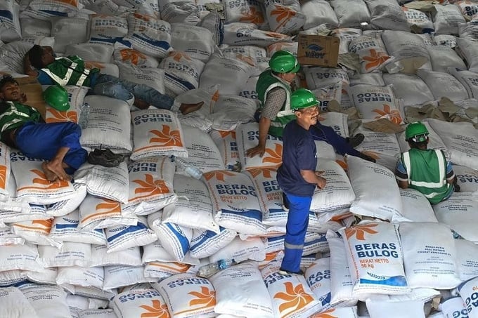 Công nhân bốc dỡ gạo nhập khẩu từ Việt Nam tại tỉnh Aceh, Indonesia, ngày 11/10. Ảnh: AFP.