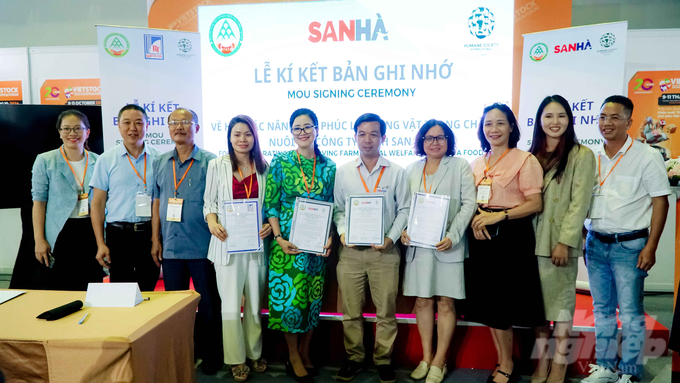 Chương trình kí kết hợp tác giữa HSI và Hiệp hội Trang trại và Doanh nghiệp nông nghiệp Việt Nam với các doanh nghiệp đối tác nhằm thúc đẩy và hiện thực hóa các quy định về phúc lợi động vât. Ảnh: Lê Bình.