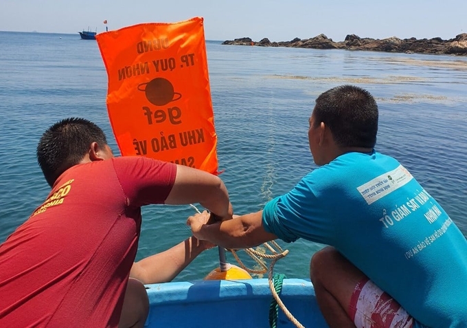 The community group protecting aquatic resources in Nhon Chau island commune releases buoys to protect the sea area assigned to management by the People's Committee of Quy Nhon City (Binh Dinh). Photo: V.D.T.