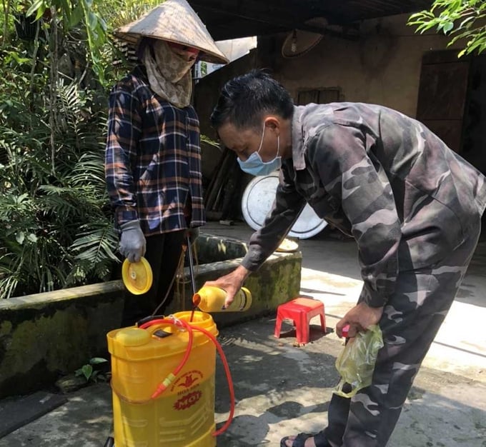 Người chăn nuôi ở TP Hạ Long chuẩn bị phun hóa chất khử trùng khu vực chăn nuôi của gia đình để phòng, chống dịch bệnh cho đàn gia cầm. Ảnh: Cường Vũ.