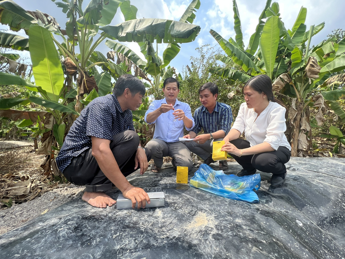 Cán bộ Trung tâm Trung tâm Khuyến nông tỉnh Bạc Liêu hướng dẫn nông dân kiểm tra nguồn nước tại ao nuôi tôm. Ảnh: TL.