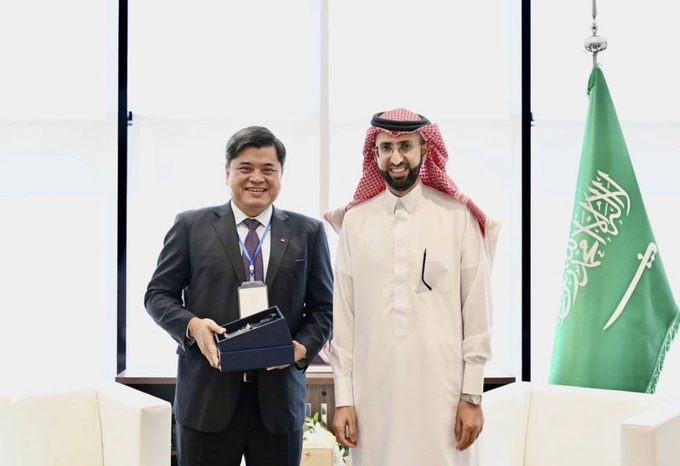 Mr. Hisham Saad Aljadhey, the CEO of the Saudi Food and Drug Authority (SFDA), presented a gift to Deputy Minister Tran Thanh Nam.