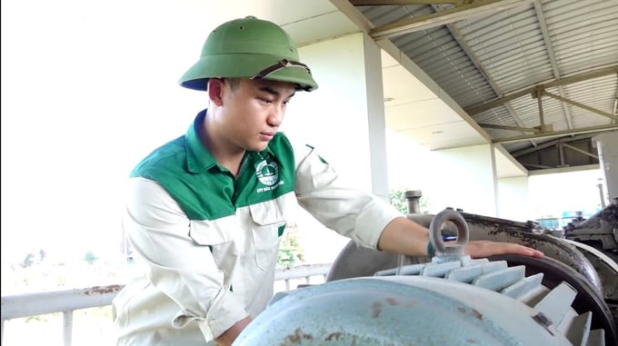 Công nhân thủy nông Bắc Hưng Hải đang kiểm tra, bảo dưỡng máy móc chuẩn bị cấp nước đổ ải vụ đông xuân 2023 - 2024. Ảnh: Minh Phúc.
