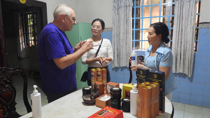 International tourists take great interest in Dong Nai agarwood industry. Photo: Tran Trung.