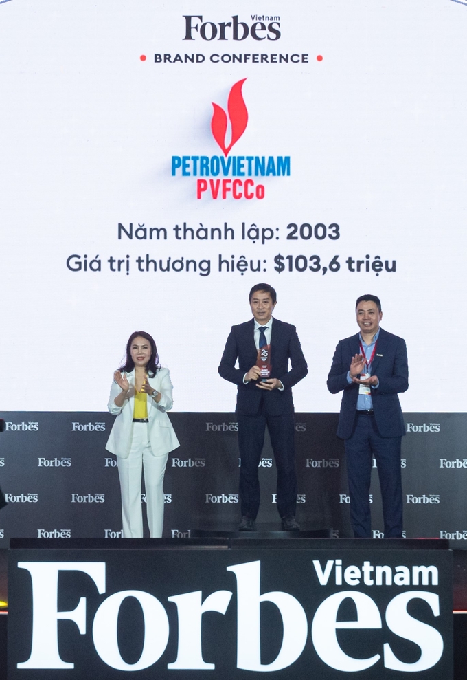 Đại diện Công ty PVFCCo đón nhận danh hiệu Top 3 thương hiệu có giá trị nhất Việt Nam trong lĩnh vực hàng tiêu dùng cá nhân và công nghiệp.