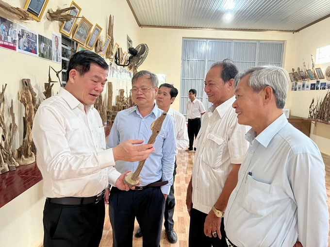 Secretary of Dong Nai Provincial Party Committee Nguyen Hong Linh (left) visits Khoan's agarwood production facility. Photo: TT.