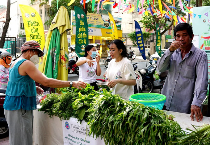 Dong Thap farmers selling PGS-certified organic vegetables in Ho Chi Minh city. Photo: Nguyen Thuy.