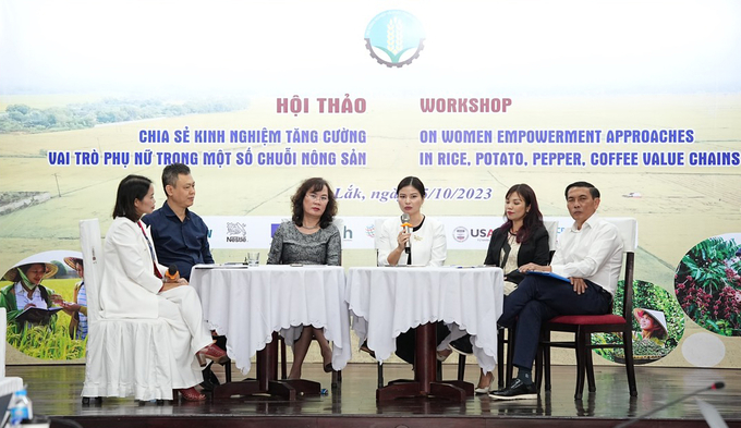 Bà Lê Thị Hoài Thương, Quản lý Đối ngoại cấp cao, Công ty TNHH Nestlé Việt Nam (thứ 4 từ trái qua phải) chia sẻ cùng các diễn giả tại Hội thảo các sáng kiến và hoạt động cụ thể của Nestlé nhằm thúc đẩy trao quyền cho phụ nữ trong toàn chuỗi giá trị nông sản.