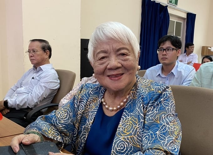 Đạo diễn Nguyễn Thị Xuân Phương (94 tuổi) từng nhiều lần được hạnh ngộ Bác Hồ ở chiến khu Việt Bắc, tham dự hội thảo 'Bác Hồ với trí thức Nam bộ'.