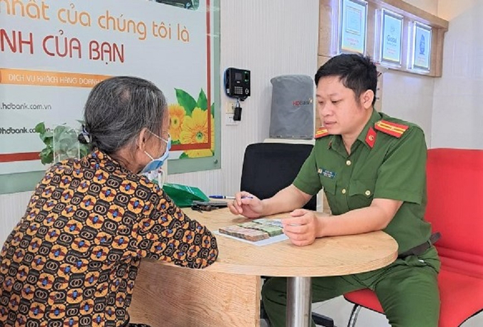 Chỉ trong 6 ngày (10 - 16/10), lực lượng Công an Hà Tĩnh phối hợp các ngân hàng trên địa bàn đã kịp thời phát hiện, giúp người dân tránh mất oan hàng trăm triệu đồng.