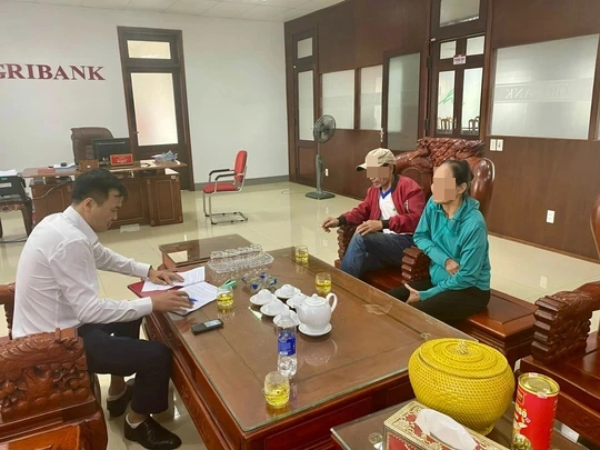 Lãnh đạo Chi nhánh Ngân hàng Agribank huyện Lệ Thủy đã kịp thời ngăn chặn vụ lừa đảo chiếm đoạt tài sản. Ảnh: H.Phúc.