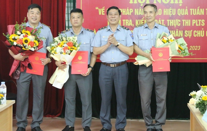 Ông Dương Văn Cường, Phó Cục trưởng Cục Kiểm ngư (thứ 2 từ trái sang), được giao kiêm nhiệm chức vụ Chi cục trưởng Chi cục Kiểm ngư vùng I. Ảnh: Đinh Mười.