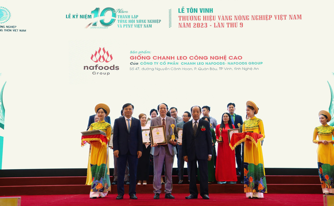PGS.TS Nguyễn Văn Viết - Viện trưởng Viện nghiên cứu và phát triển nông nghiệp Nafoods nhận giải thưởng. Ảnh: Thu Hải.