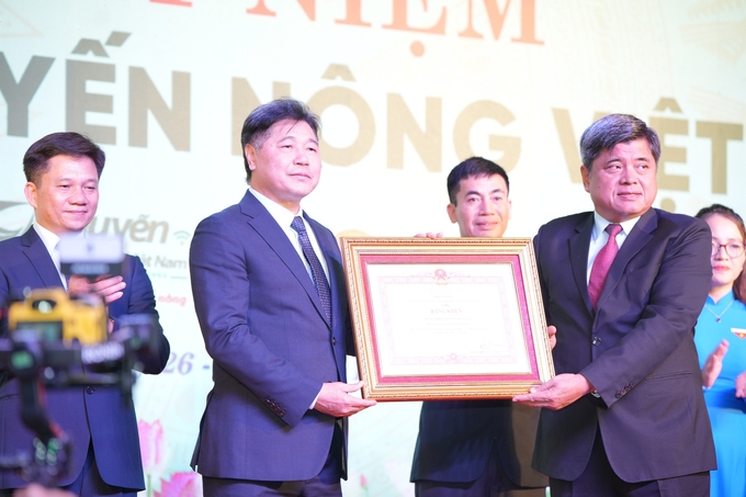 Thứ trưởng Bộ NN-PTNT Trần Thanh Nam (phải) trao tặng bằng khen của Bộ NN-PTNT cho lãnh đạo Trung tâm Khuyến nông Quốc gia. Ảnh: Cường Vũ.