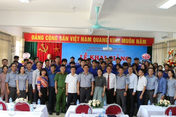 Lãnh đạo Cục Kiểm ngư, Chi cục Kiểm ngư vùng I chụp ảnh lưu với với các sinh viên khóa đầu tiên. Ảnh: Đinh Mười.