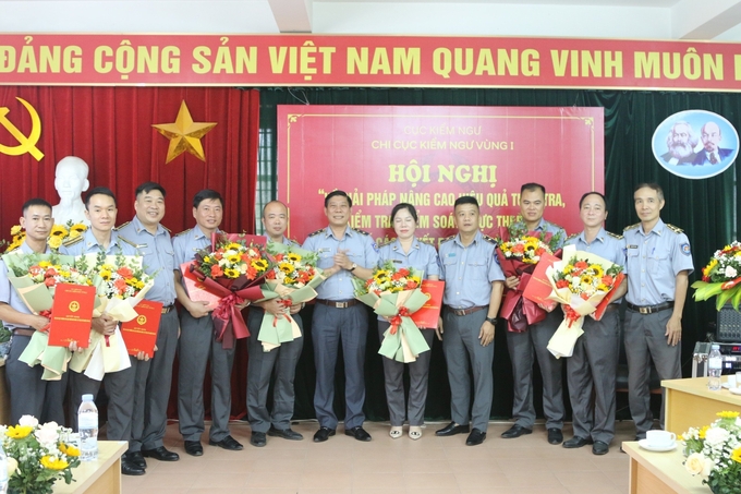 Ông Nguyễn Quang Hùng - Cục trưởng Cục Kiểm ngư tặng hoa chúc mừng các cán bộ, lãnh đạo Chi cục Kiểm ngư vùng I. Ảnh: Đinh Mười.