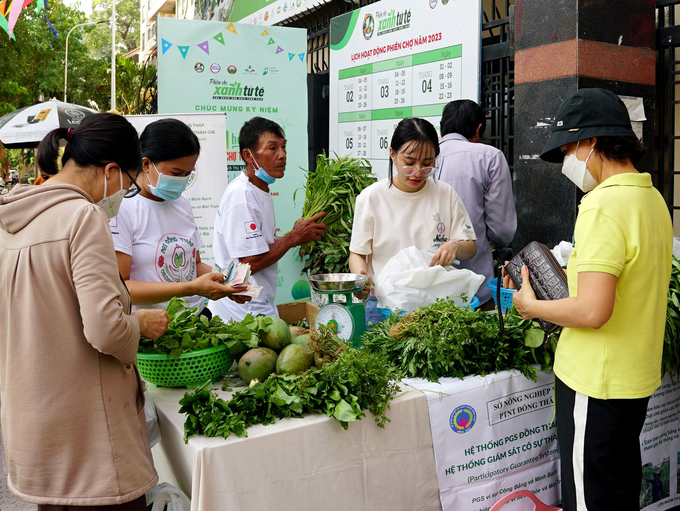 Nông dân sản xuất hữu cơ theo tiêu chuẩn PGS ở Đồng Tháp đưa sản phẩm bán tại Phiên chợ Xanh - Tử tế ở TP.HCM. Ảnh: Nguyễn Thủy.