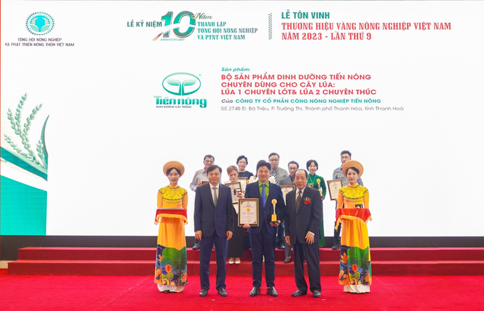 Ông Nguyễn Trung Trụ - Giám đốc Trung tâm Chăm sóc phục vụ nông dân Việt Nam (Công ty Cổ phần Công Nông nghiệp Tiến Nông) nhận bằng khen 'Thương hiệu Vàng Nông nghiệp Việt Nam năm 2023'.