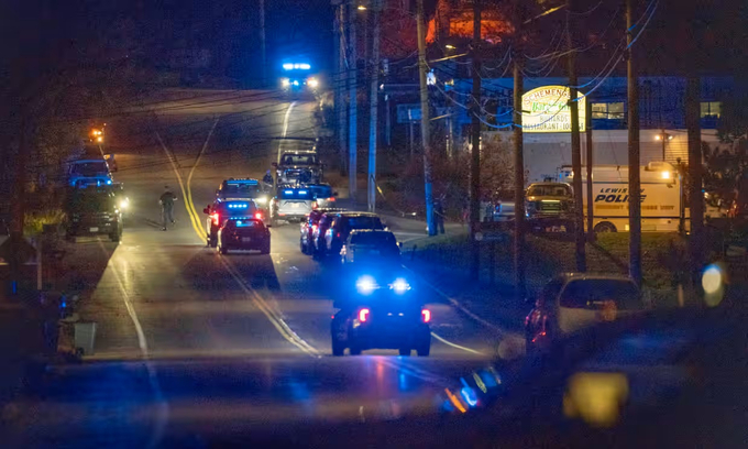 Lực lượng chức năng có mặt tại hiện trường vụ xả súng ở thành phố Lewiston, bang Maine, Mỹ. Ảnh: AP.