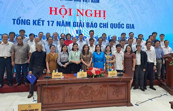 Đại biểu chụp ảnh lưu niệm tại hội nghị tổng kết 17 năm Giải Báo chí Quốc gia. Ảnh: Minh Đảm.