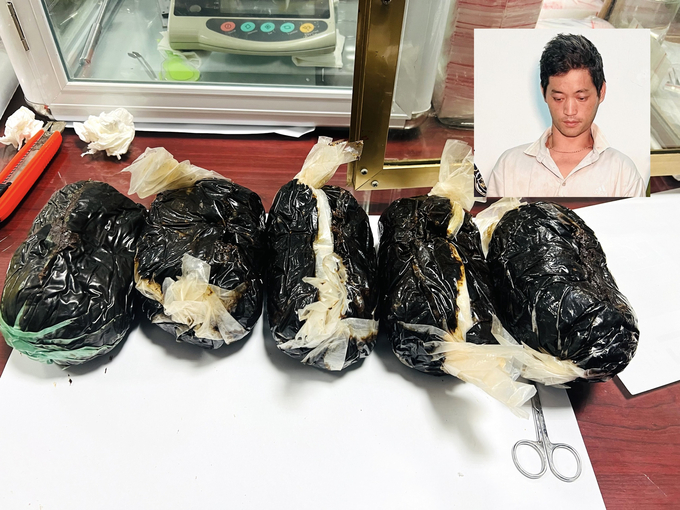 Đối tượng Sùng Seo Phử và 5 gói ma túy nặng trên 4,2kg. Ảnh: T.Tuấn.