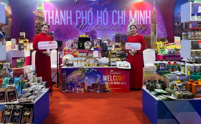 Gian hàng của TP.HCM trưng bày tại Tuần lễ Văn hóa - Du lịch tại Luông Pha Bang (Lào). Ảnh: SDL.