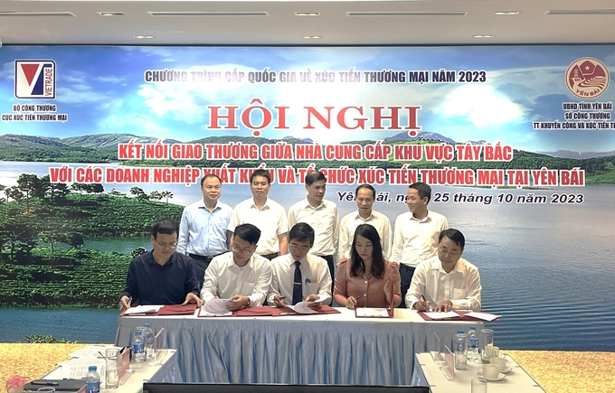 Đã có 20 biên bản hợp tác được ký kết giữa nhà cung cấp khu vực Tây Bắc và doanh nghiệp xuất khẩu tại hội nghị xúc tiến thương mại. Ảnh: Hiền Trang.