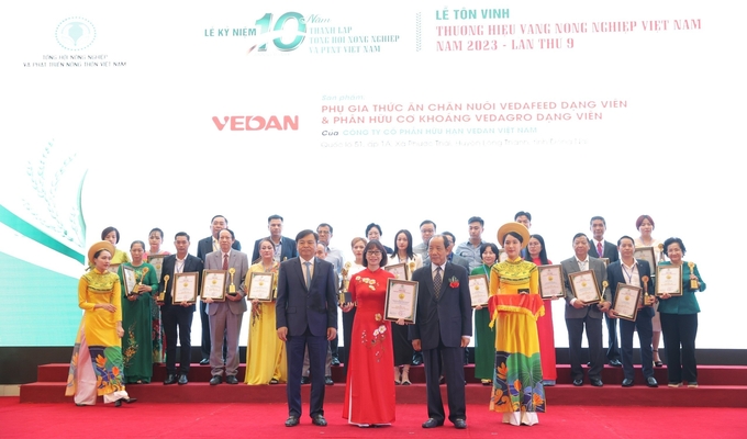 Bà Hà Hòa Bình đại diện Vedan nhận chứng nhận từ Ban tổ chức.