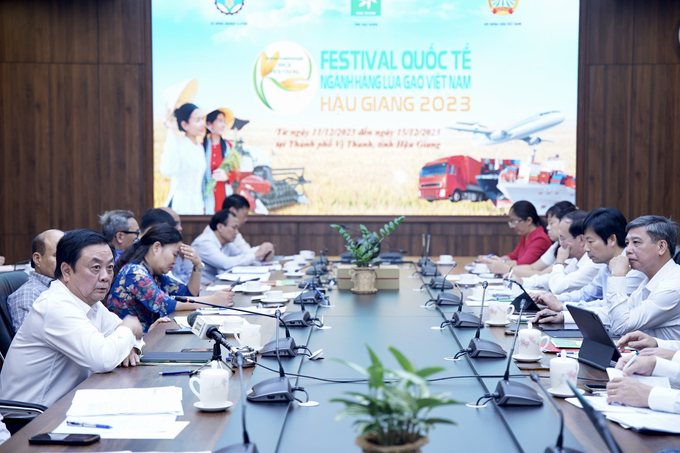 MARD Minister Le Minh hosted the meeting with the Vietnam – Hau Giang International Rice Festival 2023 Steering Committee on October 25. Author: Linh Linh. 