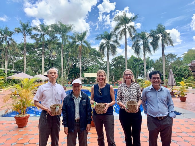 The three Consuls General, Ms. Susan Burns from the United States, Ms. Sarah Hooper from Australia, and Mr. Ono Masuo from Japan during their visit to the city of Can Tho.