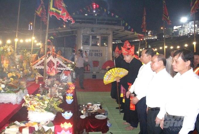 Trong phần lễ, các nghệ nhân dân tộc Mường cùng lãnh đạo tỉnh Hòa Bình tổ chức nghi lễ cầu ngư trên thuyền rồng giữa dòng sông Đà.