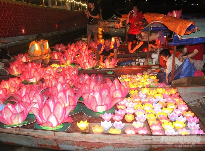 Trong sự hân hoan của người dân địa phương và du khách, hàng trăm chiếc đèn hoa đăng được thả xuống sông Đà đã tạo nên một khung cảnh vô cùng lung linh, huyền ảo.
