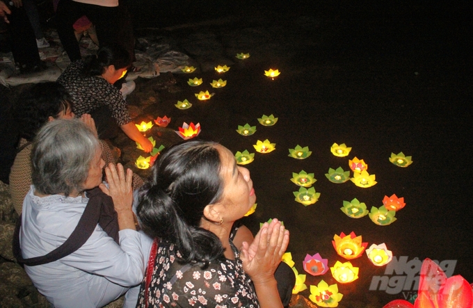 Theo nhiều người dân tham gia thả đèn hoa đăng tại buổi lễ, mỗi chiếc đèn mang theo ánh sáng khi được thả xuống sông sẽ góp phần thắp lên hy vọng về một tương lai nhiều may mắn, bình an cho quê hương, gia đình, người thân...