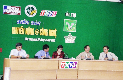 The first forum Agricultural Extension @ Technology, with direct participation from farmers. The character '@' has replaced the sign '&' with the meaning that agricultural extension is a bridge, conveying new knowledge, techniques, and technology to farmers.