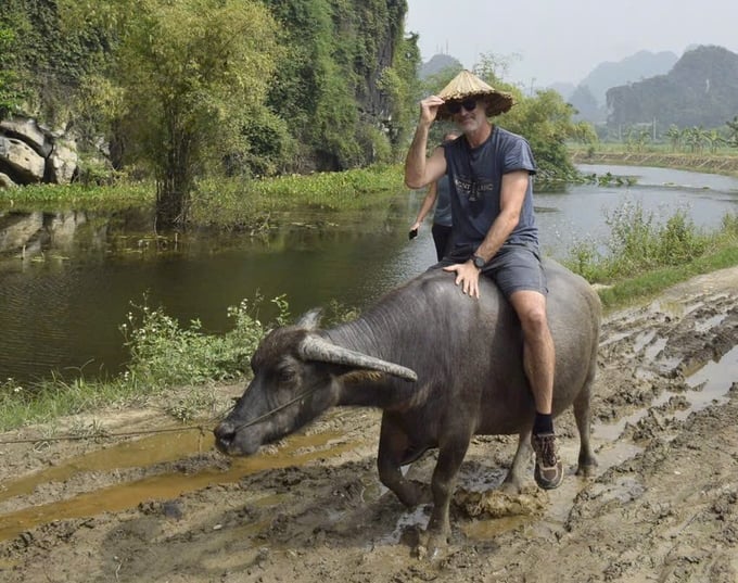 Du khách nước ngoài thích thú với dịch vụ cưỡi trâu- trải nghiệm chỉ có ở vùng nông thôn Việt Nam. Ảnh: HV. 