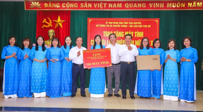 Sở Thông tin và Truyền thông tỉnh Thái Nguyên tổ chức trao tặng 166 chiếc máy vi tính cho 166 Hội Liên hiệp Phụ nữ cấp xã của tỉnh.