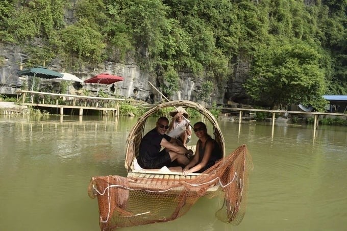 Foreign tourists experience rowing and fishing in Ninh Binh. Photo: HV.