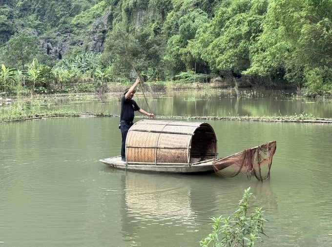 Tourists experience rowing service in the northern countryside. Photo: Duy Hoc.