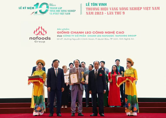 Associate Professor, Dr. Nguyen Van Viet - Director of Nafoods Agricultural Research and Development Institute received the award. Photo: Thu Hai.