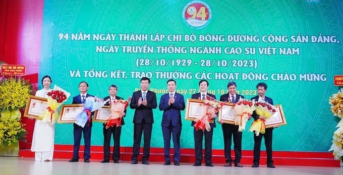 At the ceremony, several groups and individuals were honored for their significant contributions to the development of the rubber industry. Photo: Hong Thuy.