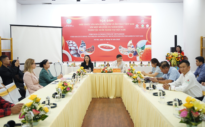 Mr. Nguyen Minh Tien - Director of the Center for Agricultural Trade Promotion and Ms. Ho Kim Lien, President of the Vietnam Traditional Fish Sauce Association chaired the discussion to introduce fish sauce culture and Vietnamese cuisine to a number of organizations. diplomatic missions, and foreign counselors in Vietnam.