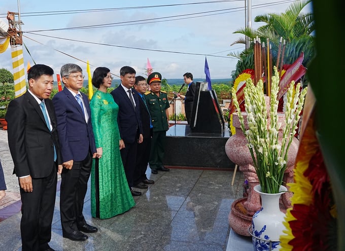 Leaders of Binh Phuoc province's local government and the Vietnam Rubber Group paying their respects at the monument in honor of fallen soldiers. Photo: Hong Thuy.