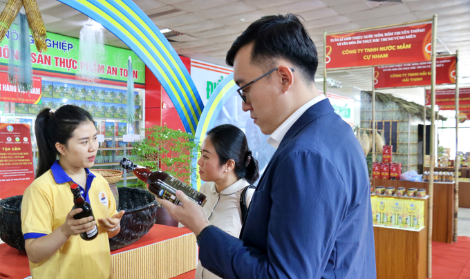 This event was part of the week-long campaign to showcase and connect Vietnamese agricultural and culinary products with the foreign diplomatic network and foreign consuls in Vietnam. Photo: Phuong Thao. 