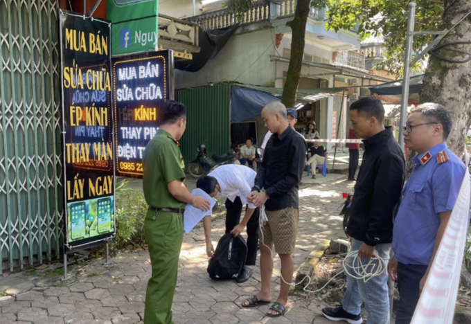 Đối tượng Đèo Văn Dụng thực nghiệm hiện trường trộm cắp tài sản. Ảnh: T.L.