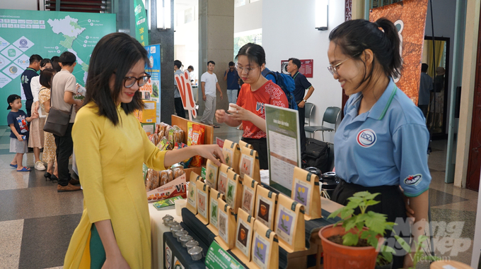 Projects participating in the Green Startup Project contest displayed their products at the Reunification Palace, attracting the attention of many domestic and foreign tourists. Photo: Nguyen Thuy.