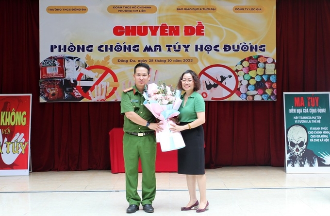 Hiệu trưởng Trường THCS Đống Đa Đinh Thị Vân Hồng tặng hoa báo cáo viên.
