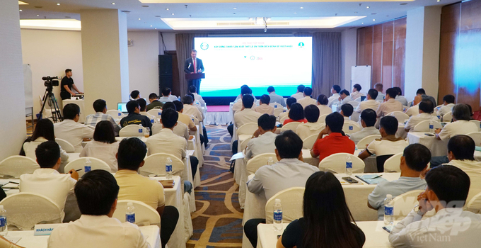 The training program attracted representatives of the Department of Animal Husbandry and Veterinary Medicine from many localities, along with poultry farming enterprises in the Southeast region. Photo: Le Binh.