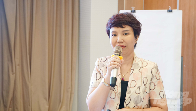 Ms. Nguyen Thi Diep, Head of Epidemiology, Department of Animal Health shared the requirements and regulations of some countries around the world on disease-free facilities and zones when agreeing to import animals and animal products. Photo: Le Binh.