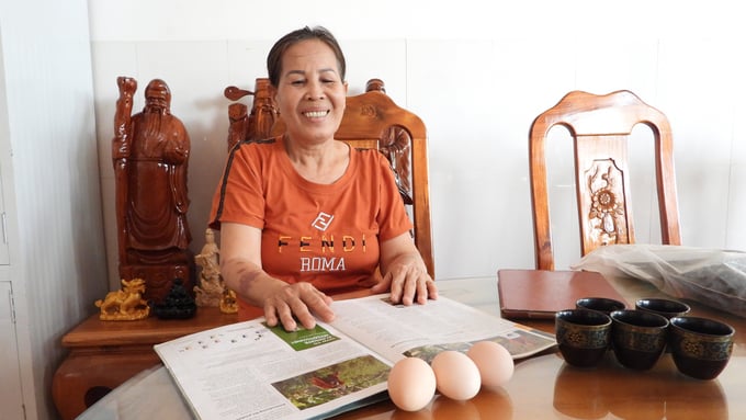 Bà Ten phấn khởi chia sẻ thành tựu hơn 10 năm nghiên cứu, ứng dụng kỹ thuật và xây dựng thương hiệu gà thảo mộc của mình. Ảnh: Trần Trung.